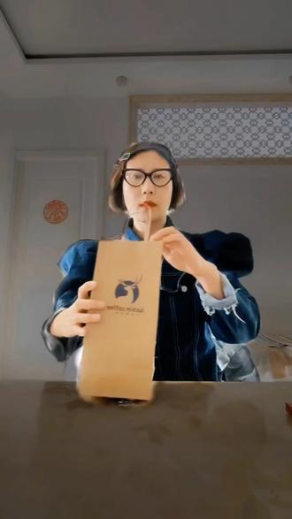 适度喝咖啡可是一个好习惯~提神醒脑,促代谢,抗氧化,今天安利巴拿拿拿铁,好几个拿,哈哈,推荐深烘焦香好喝!😋
#真实生活分享计划 #瑞幸联名小黄人 #巴拿拿拿铁 #费尔岛季 #种草激励计划 @DOU+小助手