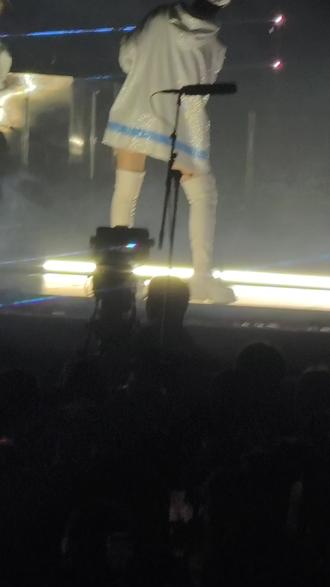 旁边的男玉米好给力,最后喊baby的时候有点害羞了#live现场 #李宇春