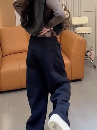 #秋季穿搭#高级感穿搭  #秋季新款 #高腰弯刀牛仔裤 #显瘦又百搭