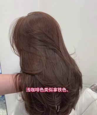 浅咖啡色类似拿铁色、焦糖色,明亮轻盈,带暖调。适合:肤色偏白或自然肤色,增添温柔感。注意:需漂发(原生黑发直接染可能偏棕黄)。深咖啡色(经典咖啡棕)接近深巧克力色,低调有质感,室内光接近自然黑发,阳光下透出棕调。适合:所有肤色,尤其黄皮显白,学生/职场通勤首选。优点:不挑人,掉色慢,新发长出过渡自然。暖调咖啡色(红棕/橘棕)如摩卡棕、栗子棕,带红橘色调,元气显气色。适合:冷白皮(更显白)、黄皮(中和暗沉)。注意:红调会随洗头逐渐褪成黄棕。冷调咖啡色(灰棕/亚麻棕)如冷茶棕、燕麦咖啡,带灰绿或米色调,高级感十足。适合:冷白皮、中性皮,黄皮需化妆提亮。注意:需漂发才能显色,掉色后可能偏黄。#显白发色 #发色推荐 #今日分享 #潍坊同城