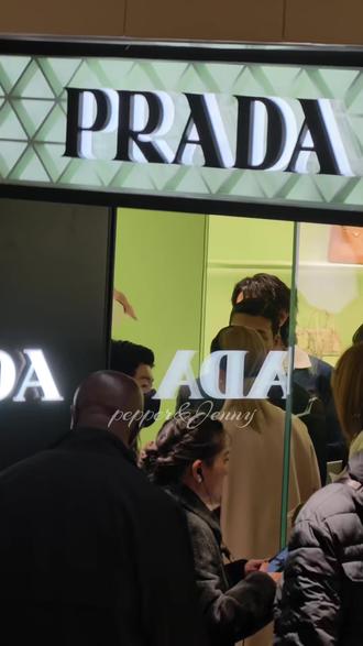 酣畅淋漓的1分钟…太美了…
一直往外看的好宝只有你又走了一遍上班路,就这样被宠的很好,谢谢你我很幸福🥹
#洪知秀 #seventeen #洪知秀joshua #生图 #Prada