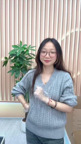 奶白色和香槟色,你更喜欢哪一只呢?😋#养狗经验分享 #泰迪熊 #宠物知识 #萌宠 #狗狗