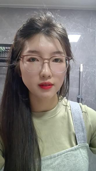 巴拉莱卡 原来《巴拉莱卡》唱的不只是旋律
而是家暴的轮回,和孩子一生的伤。
有些痛,藏在歌里,
有些伤,刻在童年。
忙完家务,安安静静唱完这首歌,
只愿每一个人,都能被温柔以待。
#巴拉莱卡 #歌曲背后的故事 #反家暴