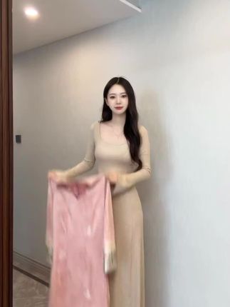 LHMknk1画报夫人原创自制秋冬温柔麂皮绒刺绣珠链旗袍 桃花乌龙 #画报夫人 #秋冬穿搭 #旗袍 #气质穿搭 #显瘦穿搭