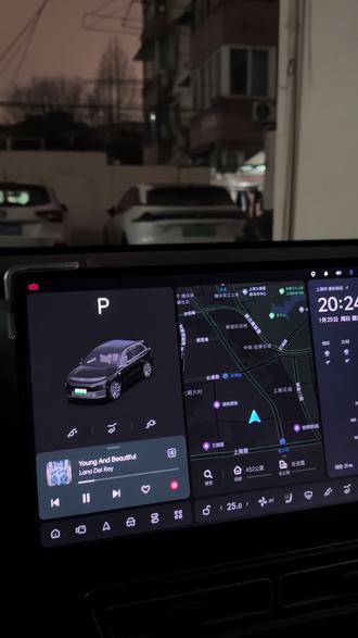 把爱放进车里 OTA更新后,可以用照片生成许多风格的壁纸,动漫裸眼3D油画等等,把爱放进壁纸,把爱放进车里,让一路行程充满活力#理想生活进行时 #把爱装进车里