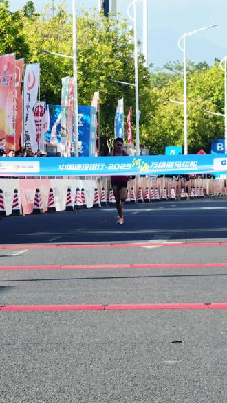 18岁小将 1:13:13 河源半马夺冠🏆!#2025河源马拉松#河源马拉松 #春雨聊跑步 @河源广播电视台