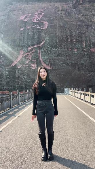 正月初二到正月初六,每天晚上6:00到9:00带上家人来鸣山看震撼的打铁花表演#旅行打卡 #景区推荐 #景点打卡 @风骚的大伯(团队招人)