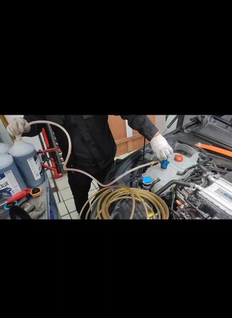 阿甘佐 冷却液 体验 如视频中 从PB-15更换成阿甘佐冷却液后 因缺冷却液 一脚油门 超车 就干到110度 后来补货 添加到副水壶上限后 水温106 对比PB-15行程历史记录的数据 当时 确实很失望 但在之后用车过程中排空 补了两次冷却液后 应该是排空完了 副水壶水位不再下降 这时同样是正常高速和非高速 偶尔激烈 水温最高98 从而得知 之前是水没加够导致的 我错怪了 张工@阿甘佐汽车用品旗舰店
在同样月份 温度 还是在同环境 地库最底层 温差影响不大 热车水温上升用时感觉几乎接近PB-15 比PG55 HQ 和 原厂冷却液 快一点 整体使用下来 日常使用和偶尔激烈驾驶 感觉和PB-15差不多
其待日后会出赛用级的冷却液 不过现在这款阿甘佐冷却液 我觉得 即使下赛道/拉马力机 也不会差
在国产品牌中 应该能和百适通比 也许 也不比巴斯夫的差
最后 期望张工 坚守本心 不望初心 真正做到中国人不骗中国人