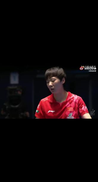 太燃了,伦敦世乒赛女团1/8决赛,王曼昱3:0瑞典卡尔伯格 燃爆了!战术压制,心态碾压,比赛全局对对手形成了碾压级统治力!2026伦敦世乒赛女团1/8决赛中国vs瑞典,第二盘,王曼昱11-5、11-0、11-3战胜卡尔伯格,为中国队进入八强贡献了自己的力量!
开局打到夯,零帧起手拿下一分,开局首球,王曼昱发球后无间隙衔接进攻,发球动作结束的瞬间立刻启动下一板击球,速度之快近乎“无帧可截”。这种打法要求球员预判精准、动作衔接零延迟,是顶尖选手的战术标志,反手拧拉转速高达1400转/分钟(超女子平均35%),配合1.76米身高的护台面积,形成“全台无死角”攻防体系;
在比赛中,王曼昱发球抢攻:高质量发球压制卡尔伯格回球角度;反手拧拉:瞬间侧身反手拧拉撕开对手防线;正手暴冲:跟进正手直线暴冲终结得分,全程行云流水,对手未及反应。第二盘:王曼昱vs卡尔伯格。
11-0拿下第二局,不给个对手任何机会!实力碾压!曼昱太稳了!和队友一起为中国队挺进八强贡献了自己的力量,不愧中国女队的核心主力!王曼昱加油!中国队加油!中国队必胜!
#生活服务热点中心 #乒乓球比赛现场精彩瞬间 #2026伦敦世乒赛 #王曼昱 #向全世界安利王曼昱