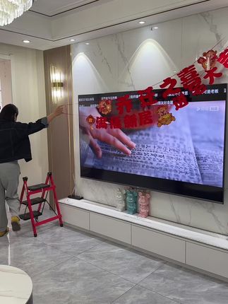 不容易有的小家,乔迁这天当然要好好布置一下,在背景墙上挂一套喜庆的拉旗,满满的仪式感,加厚的植绒材质,大 小背景墙都可以挂!#乔迁背景装饰 #乔迁仪式感 #仪式感不能少 #乔迁之喜