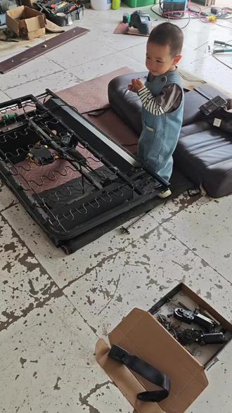 商务车第三排沙发床更换靠背调角器。第三排座椅靠背不能动维修。 #维修汽车座椅