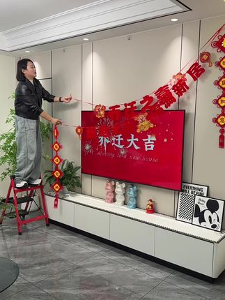 好不容易有的小家,乔迁这天当然要好好布置一下,在背景墙上挂一套喜庆的拉旗,满满的仪式感,加厚的植绒材质,大 小背景墙都可以挂!#乔迁背景装饰 #乔迁仪式感 #仪式感不能少 #乔迁之喜