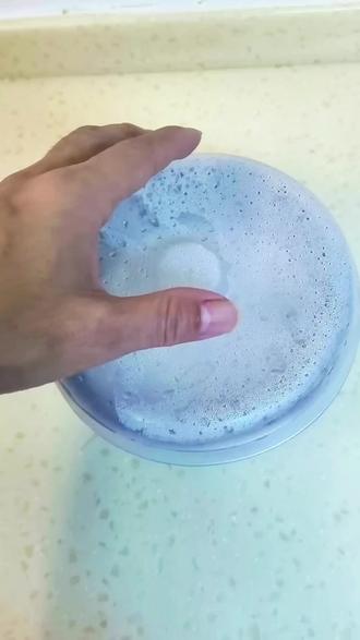 自己做的干椰酸奶又好吃又丝滑,而且成本才几块钱,我是用买酸奶粉赠的酸奶机做的。先把里面的不锈钢盆用开水消下毒,然后200ml牛奶我先到4/5,重点是加奶粉啊,加奶粉才能够形成干椰酸奶的质感,奶粉最好用这种配料表只有生牛乳的啊,个人感觉啊,就是它的配料表越简单,发酵的成功率越高,而且呢它也健康啊,没有其他的添加,我是分三次加的这个奶粉,这样的话更容易搅拌均匀,奶粉的量呢总共是60克,最后加了两袋发酵粉。最后把盒里剩的一点牛奶倒进去。主要是把牛奶,菌粉和奶粉充分的搅拌均匀,搅拌完之后特别浓稠,上面有点儿气泡不要紧,然后把它放在酸奶机里发酵了10个小时以上,这个是我刚发酵好的样子,表面不光滑是因为我没消泡,但不影响味道,然后给它冷藏几个小时,冷藏完的这个酸奶质地特别硬,刮起来跟奶油似的。可以加盐,当涂抹奶油奶酪用,味道不相上下,自己做的真的是0添加,0糖好吃,超级简单健康,而且超级便宜,刷到的啊,一定要去试试!#自制干噎酸奶 #简单好做又好吃 #优比特酸奶发酵菌粉