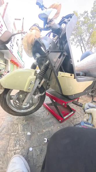 粉丝的车子撞了一下龙头跑偏今天来换方向柱,带你看看维修过程#维修 #电动车维修 #看看哪位大神能猜出来这是什么品牌,型号的车子 #同城热点#同城