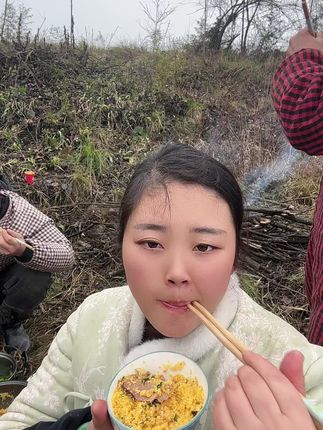 姐姐们,这两天没有更新作品,这是2月我和杨岚在山上种天麻的时候,在山上吃玉米饭的视频,可如今挖天麻了,杨岚却这样了,我都不知道如何是好,家里家外都是一个人打理,好累,孩子又小,我都不知道她啥时候能清醒,我真的快扛不住了,外面一天累了回来要照顾她们,又要洗衣做饭喂猪喂牛,这日子简直太累了