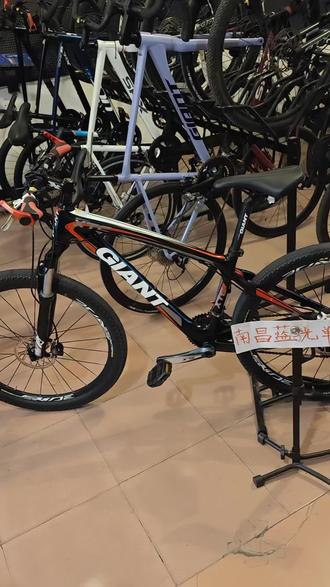 2980米 碳纤维捷安特xtc c1山地车,原价12998米,成色可以,车况硬件完好,骑着比较顺滑。具体状况看顶部视频。s码适合173以下。,粗壮的碳纤维车架,台湾制造。玩车的都知道,捷安特台产的东西品质是比较顶的。整车配置也是基本到顶的车型,完爆现在任何的xtc800xtc820美利达挑战者300挑战者600挑战者700之类。30速日本禧玛诺次顶级slx变速器套件,美国avid e5油压碟刹,大品牌rockshox气叉避震前叉,带线控锁死。法国品牌mavic的前后成品轮圈,采用的成本比较高的直拉辐条花鼓强度高。曲柄和牙盘也都是禧玛诺slx的。用料很好的车型,老朱实测骑着很舒服。性价比高。#山地车 #捷安特山地车 #骑行 #二手自行车 #南昌