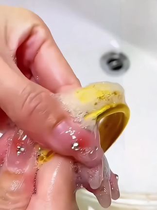 姐妹们,这套手链和手镯真的太好看了吧!它是这种素圈的设计,就非常的简约大气,而且它还不掉色,可以放心去戴。然后它的名字叫两世欢莲蓬手链,寓意着美好的爱情,象征着长长久久、岁岁平安。不管你是单带还是叠带都很好看,关键现在价格也很合适,喜欢的赶紧冲! #每日分享 #好东西一起分享