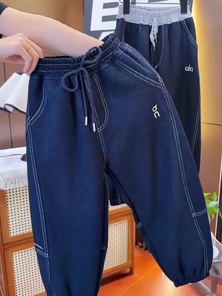 孩子都喜欢的牛仔休闲裤来喽!有加绒不加绒可选,版型简约大方,搭配上衣时髦又洋气,巨高品的一款牛仔裤!#牛仔裤 #潮流时尚穿搭 #休闲风 #高品质童装 #每日童装穿搭分享