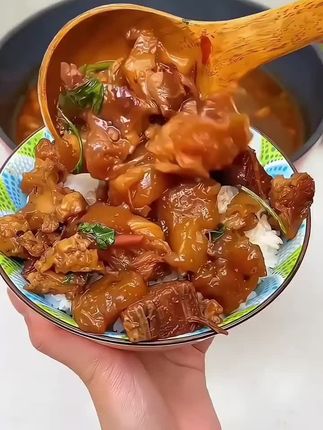 筋头巴脑有喜欢吃的不?浓郁的汤汁,浸入牛肉的每一丝肌肉纤维,每一口都肉香四溢,不腥不膻,肉糯筋耙,越嚼越香,连肉带筋,再㧟两勺汤,直接拌饭,炫上两碗打不住#筋头巴脑#牛筋#牛肉 #太香啦 #美食