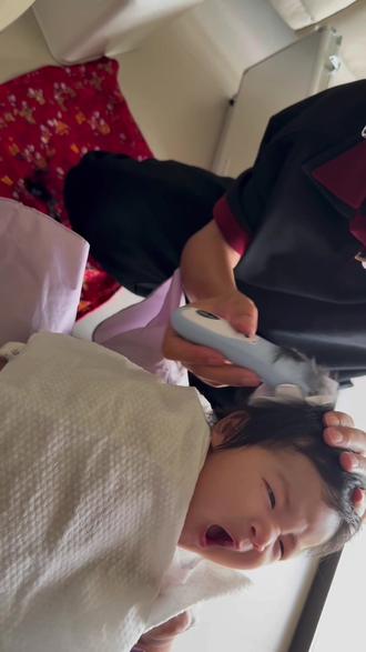 专业婴儿剃胎发,今天上门剃胎发啦,宝宝超萌超可爱☺️ 是个女宝宝,头发也太好了,剃了两边笔也做了,也不用成小光头##宝宝剃胎发 #昆明同城 #上门服务 #女宝发型#第一次给小宝宝剃头