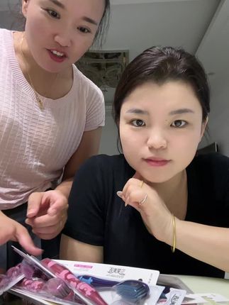 姐妹们国庆家里牙刷备好了嘛?这个三笑美洁软毛牙刷真的太划算了,不仅颜值在线,而且每一只都是独立包装,干净又卫生。它的刷毛特别柔软细腻,就像我们的化妆刷一样,能够深度清洁我们的牙齿,还不会伤害到牙龈。手柄防滑舒适,质感超棒#强烈推荐 #软毛牙刷#独立包装