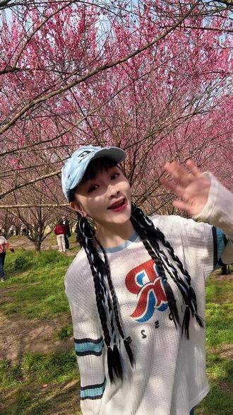 成都近郊免费梅花海,风一吹全是春天的味道
#成都梅花 #成都免费景点 #郫都区游玩#十里画廊梅花 #成都遛娃宝藏地