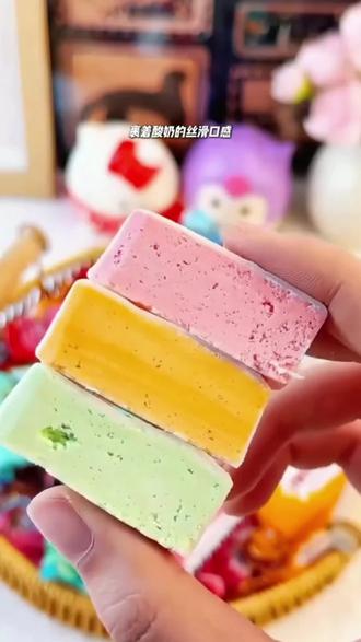 马上过年,还没想好买什么年货糖果的,那你一定要试试这个口感巨神奇的土豆泥酸奶巧克力,一斤两斤,到手足足两斤!这直接闭眼囤都不心疼了。都是独立包装,超大一颗,有酸酸甜甜的草莓味,清清爽爽的哈密瓜味。光明快的甜橙味,外层是三色巧克力壳,咬开瞬间沦陷,裹着酸奶的丝滑口感,黏到辛巴上,一点也不会齁甜。趁划算一定要多囤点过年当年货吃。