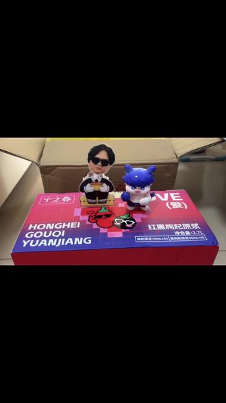 刚拿到快递的时候就很有感觉了 出来面对我#陈伯全能王 #陈伯手办 #宁之春枸杞原浆 #盲盒开箱