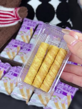 #零食推荐该内容为一款零食的核心信息标注,核心商品信息如下: 核心商品名称 香芋牛奶蛋酥卷 关键属性与标注 - 产品特点:浓郁夹心、口感香酥酥脆(零食核心卖点) - 其他标注: - 数值:40.0%(可能为成分占比、含量等,无更多信息暂无法确定具体所指) - 代码:ZT(推测为品类代码、批次代码等内部标识) - 日期:20250815(大概率为生产日期、到期日期或生产计划日期) - 编码:2725320-814(可能为商品条码、库存编码或唯一识别码)