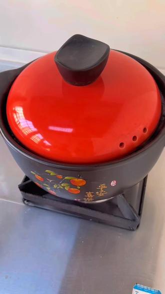 家庭版砂锅炖大公鸡,砂锅慢炖,越炖越香,不需要繁琐的步骤,每个人都能做起来,分享给大家#砂锅炖鸡 #美食制作教程 #家常菜 @DOU+上热门 @DOU+小助手 @抖音小助手