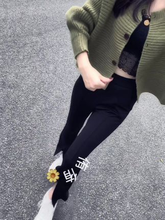 其实故事人人都有,我们都是生活中的俗人,在咖啡一样苦的日子里,希望你能遇到一勺一勺给加糖的人。#凤凰传奇#显高显瘦显腿长
