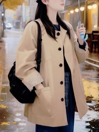 深秋的雨,将街道晕染成一幅朦胧的画。她身着韩系撞色翻领中长款风衣,卡其主调与深棕衣领的碰撞,恰似秋意里的温柔和弦。 透明伞下,风衣的格纹袖口随步履轻晃,与落叶的橙黄共舞。路过暖光咖啡馆,风衣的廓形在雨幕中勾勒出随性慵懒的轮廓,撞色翻领在微凉的风里微微扬起,似在私语着都市的浪漫。 她踩着湿润的落叶,风衣的每一寸布料都裹挟着秋的诗意,那撞色的巧思,是属于这个季节独有的时尚情书,在雨与光的交织中,写就一段关于风衣与秋的唯美篇章。#韩系穿搭 #显瘦穿搭 #风衣穿搭 #秋季微胖穿搭测评 #小个子穿搭 @DOU+上热门 @图文带货帮扶中心 @抖音热点 @抖加🔥上热门🔥dou+🔥热点宝