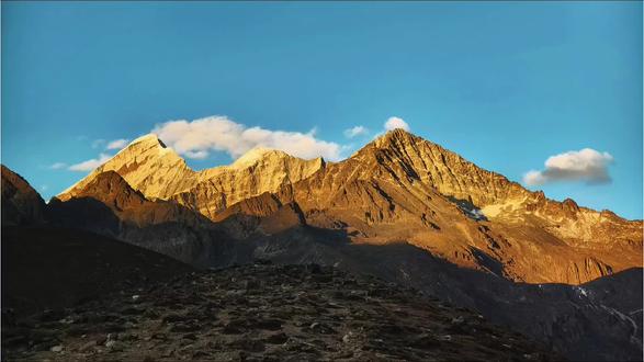 雅家梗垭口-野马海子徒步
来回6公里+ 缓慢爬升 沥青路-碎石坡
最后一个人都没有了 还是锻炼少了 最后出现幻觉 浑身发冷 凭借最后一点力气到达垭口 不要听信网上说的有腿就行 根据自己的情况 从低海拔先适应 对自然要有崇敬之心 一切以安全为主 最好结伴
#徒步 #甘孜 #野马海子 @抖音小助手 @抖音创作小助手