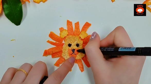 遇见美术
🧡新年打卡第三天(共八天)💥
材料:剪刀✂️,勾线笔,沙糖桔🍊。
#画画#春节热门话题