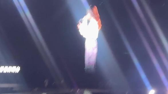 一起唱:cause you know 爱意就像大雨落下 怎么能不让人牵挂~#演唱会 #演唱会现场live #舞台