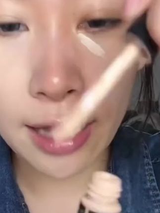 无限回购的遮瑕the saem 得鲜遮瑕。小小一支超便携,但是很耐用,遮盖痘痘瑕疵黑眼圈用量只要一点点!抹开后很轻薄,一点儿都不会卡粉,身边用过的姐妹没有说过不好用的#美妆分享 #粉底液 #遮瑕@DOU+好生意 @DOU+小助手
