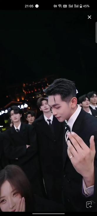 妹妹跟凡凡《屋顶着火》妹妹害羞了@龙浩天妹妹🐰 @龙浩天🐲 (4.10中午12点生日庆) #凡凡#龙浩天男团#酉阳桃花源#银河系A#龙浩天户外直播