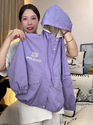 女童春秋新款连帽冲锋衣外套!超洋气,连帽设计又潮又能护娃,春秋穿刚好应对温差,防风还显利落、搭牛仔裤,鲨鱼裤都好看,宝妈闭眼入不踩雷!#高品质童装#休闲穿搭 #春秋穿搭 #外套穿搭 #夹克外套