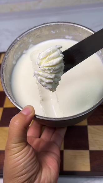 爱吃酸奶的一定要试试自己做的干噎酸奶,质地浓稠,口感扎实,而且0糖0添加,超级好吃#零失败自制酸奶 #自制酸奶 #自制干噎酸奶 #满级吃商通关赛 #无糖酸奶