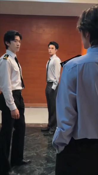 他孤身一人背井离乡来到这里,只有公司和我🥹🥹 伯伯和修修永远幸福#章明伯幸卓辉 #幸章力 #想和你一直手牵手一起散步