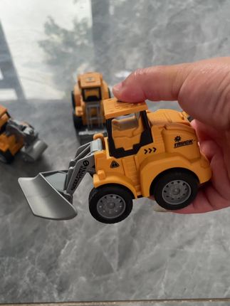 爷爷买的工程车玩具,孩子玩得爱不释手!#工程车玩具 #小型挖掘机 #玩具推荐 #男孩玩具 #挖掘机玩具