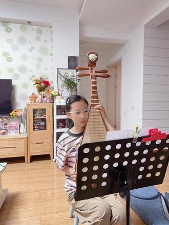 忙里抽空,为小学生涯最后一次六一儿童节表演加紧练习,还好功底扎实,弹个两遍就顺了👍👍👍#琵琶演奏 #琵琶曲咏春