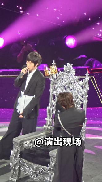 阿信给言承旭戴上了皇冠!!♛#言承旭 笑得好甜!12月22日上海尾场#五月天阿信 #恒星之城巡回演唱会 #F4上海演唱会 #阿信