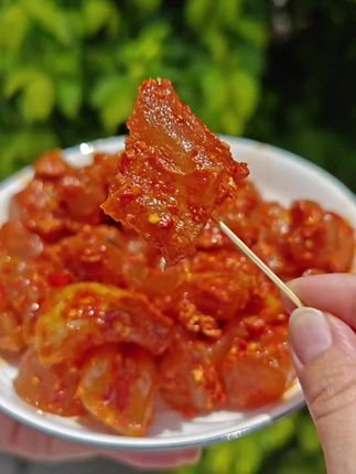 你们要的云南特色美食酸辣腌牛筋也可以发货了!它是由新鲜牛筋加各种香料腌制而成,吃起来q弹有嚼劲,越嚼越香,而且开盖即食,特别方便。平时拿来下饭、下面条都相当不错,喜欢吃的朋友可以带回家尝尝,真的很好吃哦!链接我就放在视频左下角了。