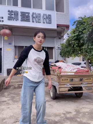 谁穿谁好看的长袖T恤,尤其是微胖的姐妹穿起来显瘦又好看,重要的是下摆弧形设计可以遮肚子遮屁屁还显腰型,面料细腻柔软还有弹性,上身特别舒服,质量也是杠杠滴好👍喜欢的姐妹闭眼入#面料柔软舒适 #显瘦上衣#谁穿谁好看#好穿还不贵#强烈推荐