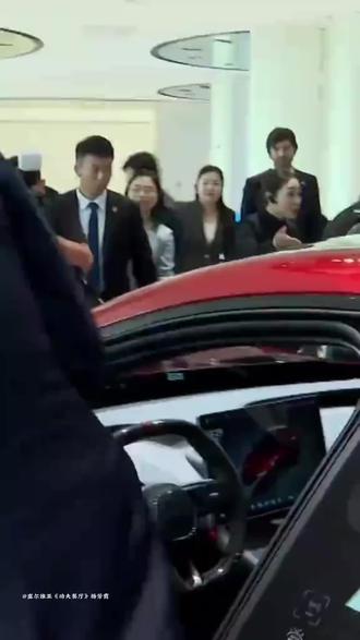 武契奇参观小米汽车厂 5月26日中午,正在对中国进行国事访问的塞尔维亚总统武契奇来到小米汽车工厂参观。他详细听取介绍,试乘最新款的小米汽车YU7 GT。参观完毕,,面对北京日报记者询问,“您想带一辆小米汽车回塞尔维亚吗?”武契奇幽默回应:“这样的车我恐怕消费不起,但确实令人赏心悦目。”他说“这部车实在太聪明了,可惜我听不懂它说什么,我无法理解,我一上车他会安排我下一程行程,问#我去哪里,有没有系安全带,它回复我的提问,我非常激动,然后从智能汽车,直接进入时间胶囊,如果有人问我今天在哪里,我都不知道怎么回答,我更不知道回答汽车的提问”。#武契奇#武契奇参观小米汽车厂#塞尔维亚功夫餐厅#中塞友谊万岁
