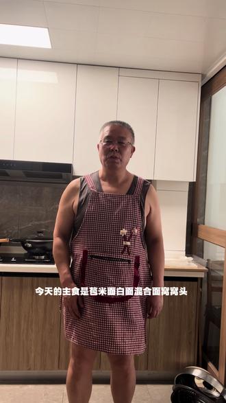 今天的午餐中规中矩,普普通通,纯纯的东北家常饭菜。副食是猪脖骨炖大白菜豆腐汤,主食是老爸老妈爱吃的混合面“窝窝头”(白面:苞米面是3:1)。这样的饭菜你喜欢吃吗?#烹饪美食 #厨神日记 #家常菜 #舌尖上的美食 #我的日常生活