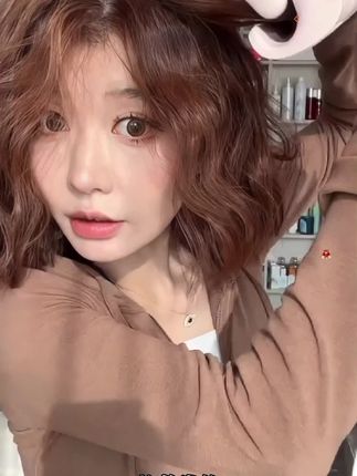 #打工人无痛变美小心机 #邪修版高层次卷发好省事 深v持久,随便一夹都好好看啊,发量少的可以闭眼入#法式慵懒卷 #蛋卷棒 #有手就会蛋卷头教程
