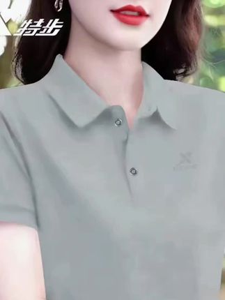 这款2025年新款纯棉短袖T恤 💫特步这款浅灰色polo衫,简约又干练~,利落翻领+精致小标,日常出街、运动健身都适配,面料透气舒适,轻松拿捏随性松弛感,谁穿谁好看的基础款,衣柜里必须备一件✨#时尚气质穿搭 #纯棉短袖T恤 #休闲减龄穿搭