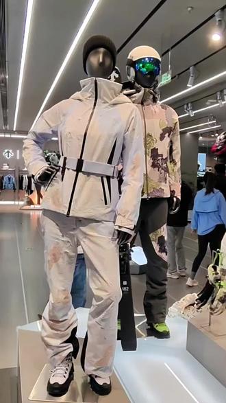 专业运动的底气,潮流穿搭的底气,尽在迪桑特#顶峰滑雪才是真自由 @迪桑特DESCENTE